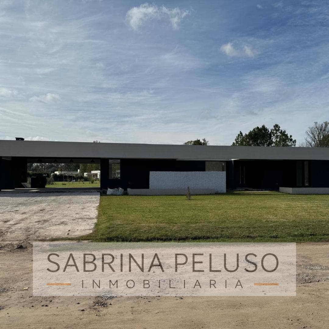 FOR SALE: 4-room house in Club de Campo La Elina, Luján Region