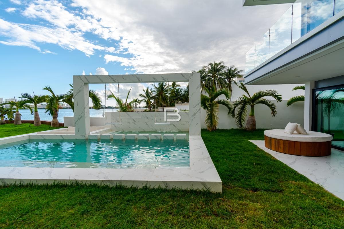 PokTaPok House for Sale with a Dock