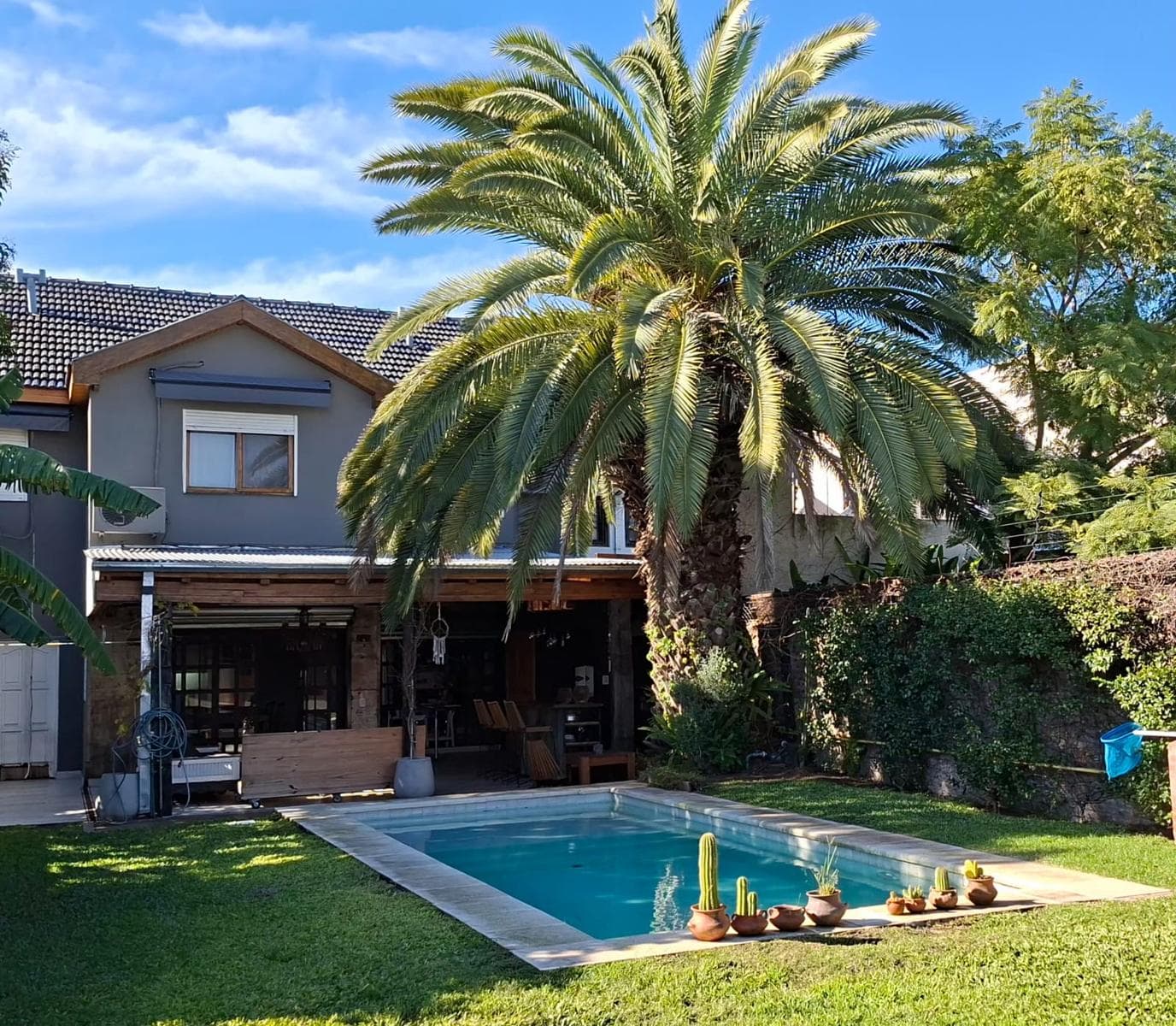 6-Bedroom House for Sale with Pool, Garden, and Barbecue Area - Covered Garage - Victoria
