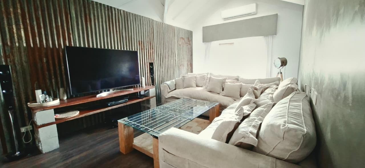 6-Bedroom House for Sale with Pool, Garden, and Barbecue Area - Covered Garage - Victoria