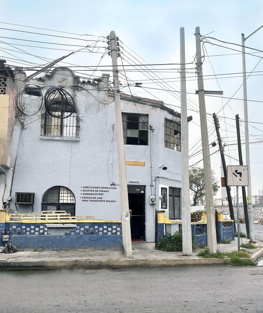 FOR SALE: 328 M2 CORNER HOUSE on COLEGIO CIVIL Street - Sarabia Neighborhood in MONTERREY