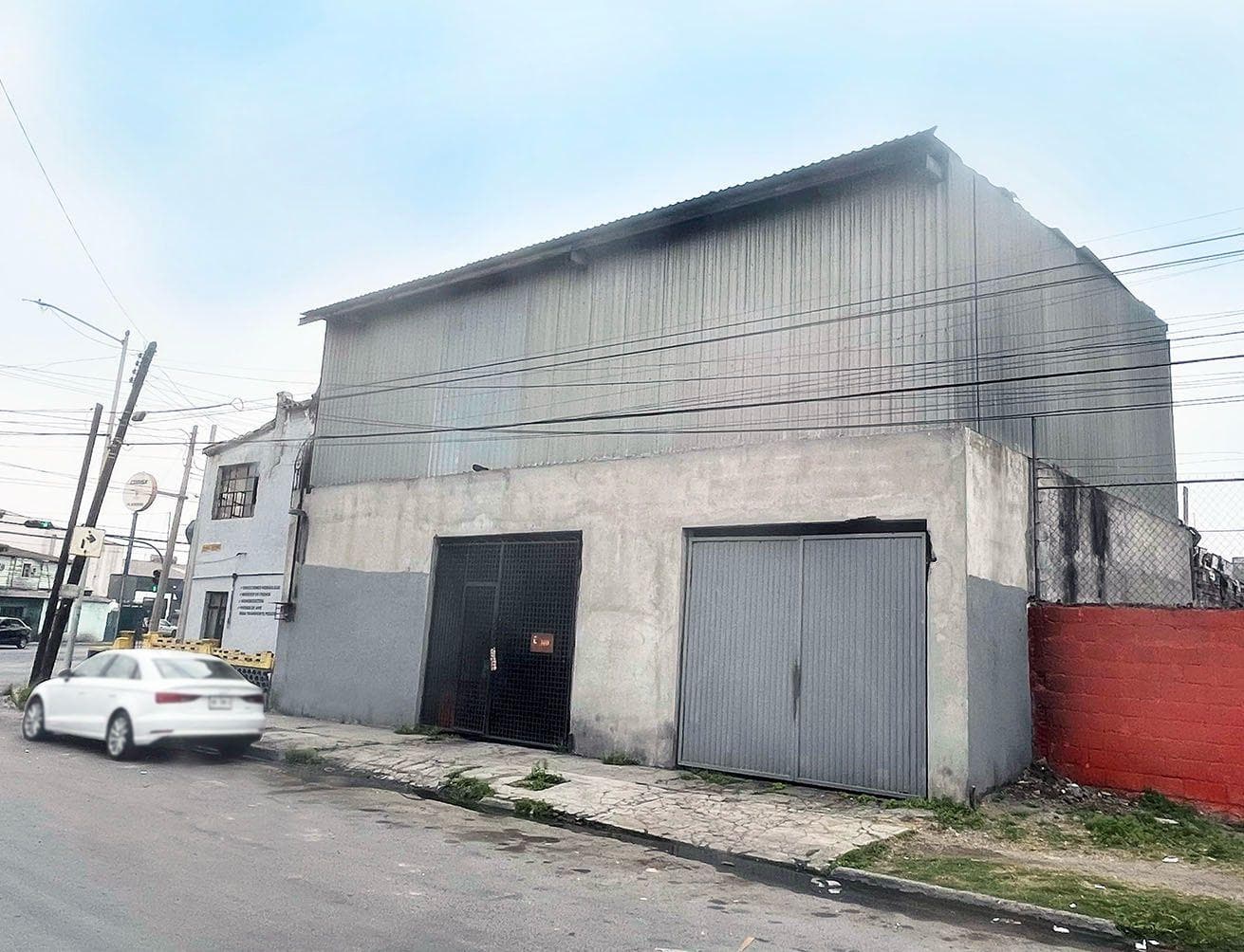 FOR SALE: 328 M2 CORNER HOUSE on COLEGIO CIVIL Street - Sarabia Neighborhood in MONTERREY