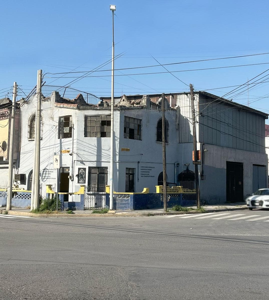 FOR SALE: 328 M2 CORNER HOUSE on COLEGIO CIVIL Street - Sarabia Neighborhood in MONTERREY