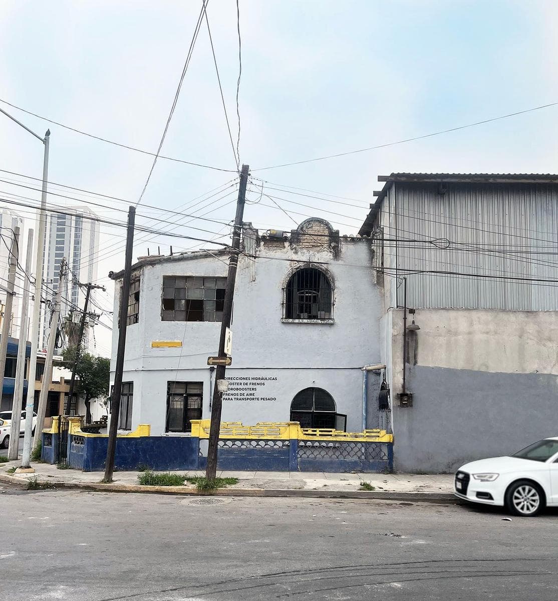 FOR SALE: 328 M2 CORNER HOUSE on COLEGIO CIVIL Street - Sarabia Neighborhood in MONTERREY