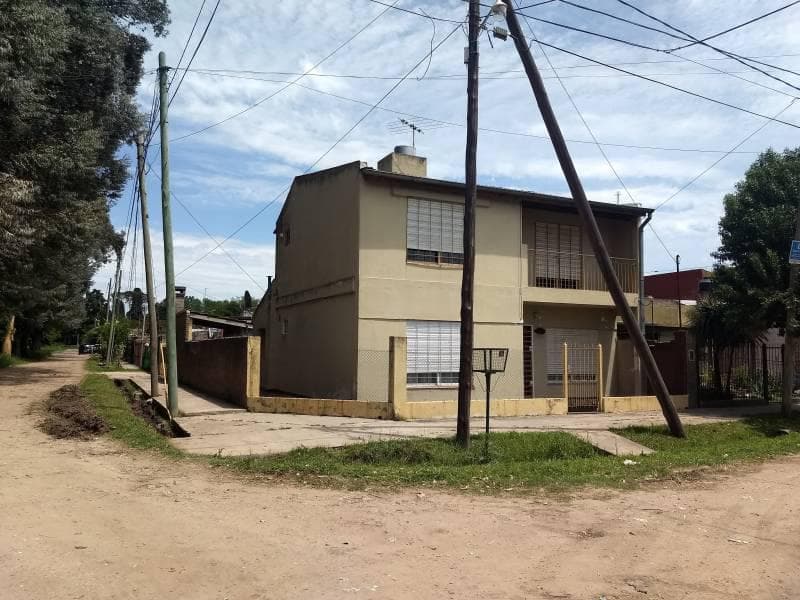 Excellent two-story property for sale in Pontevedra, 100 meters from Av. Otero