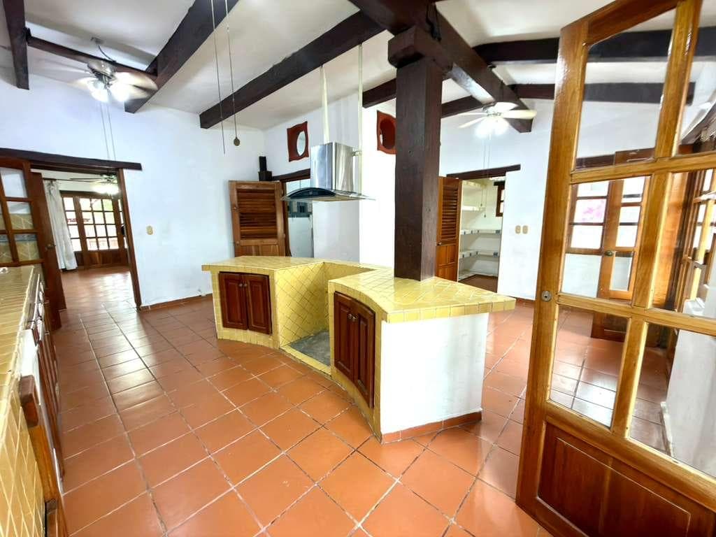 AV COLEGIOS House
