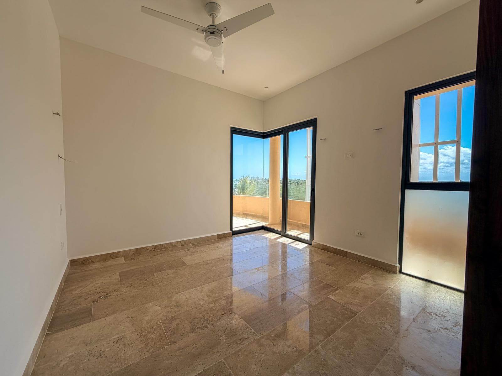 DEPARTAMENTO EQUIPADO EN VENTA FRENTE AL MAR 3 HABITACIONES, EN NAVELA, TELCHAC PUERTO