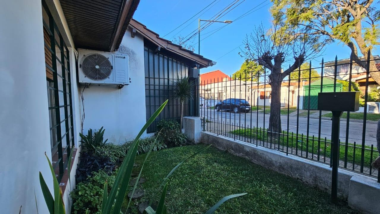 4-Bedroom House for Sale in Beccar with 2 Parking Spaces and a Pool