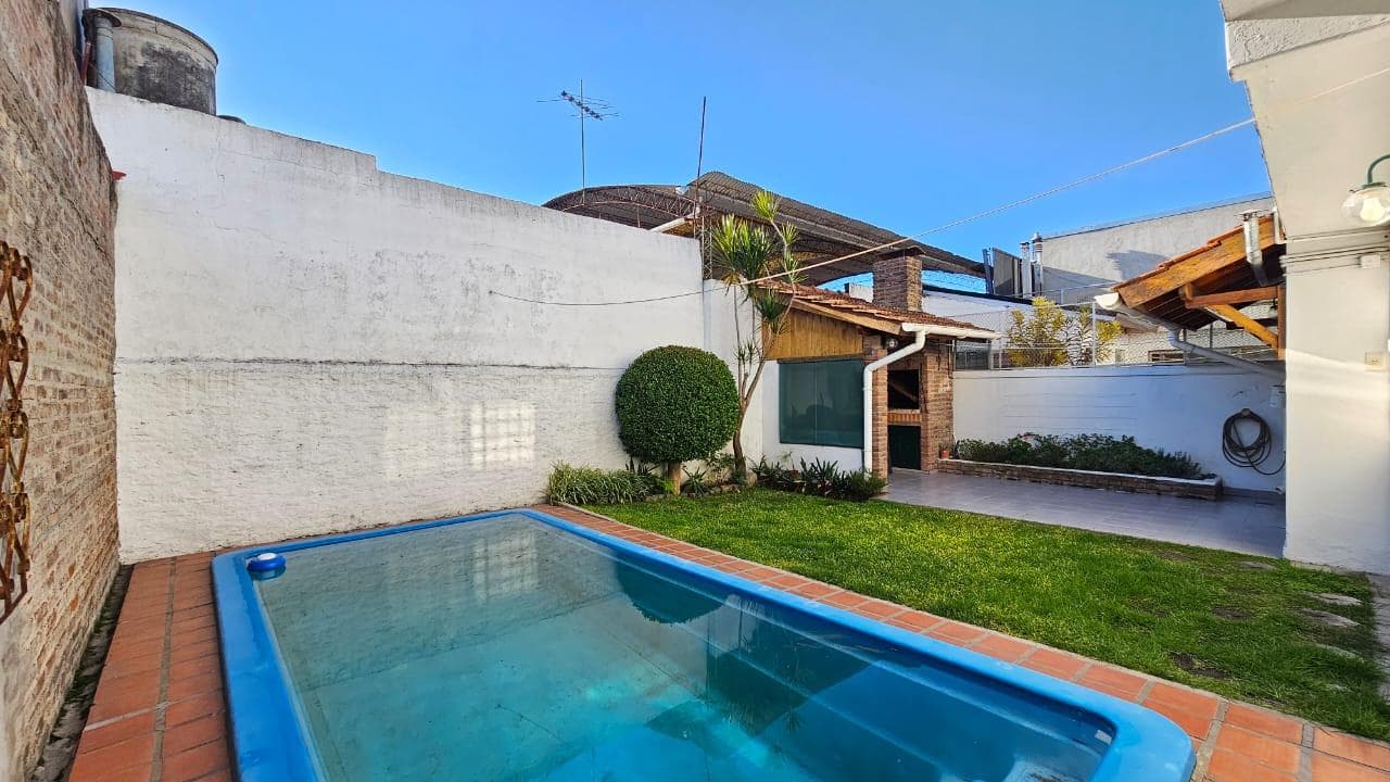 4-Bedroom House for Sale in Beccar with 2 Parking Spaces and a Pool