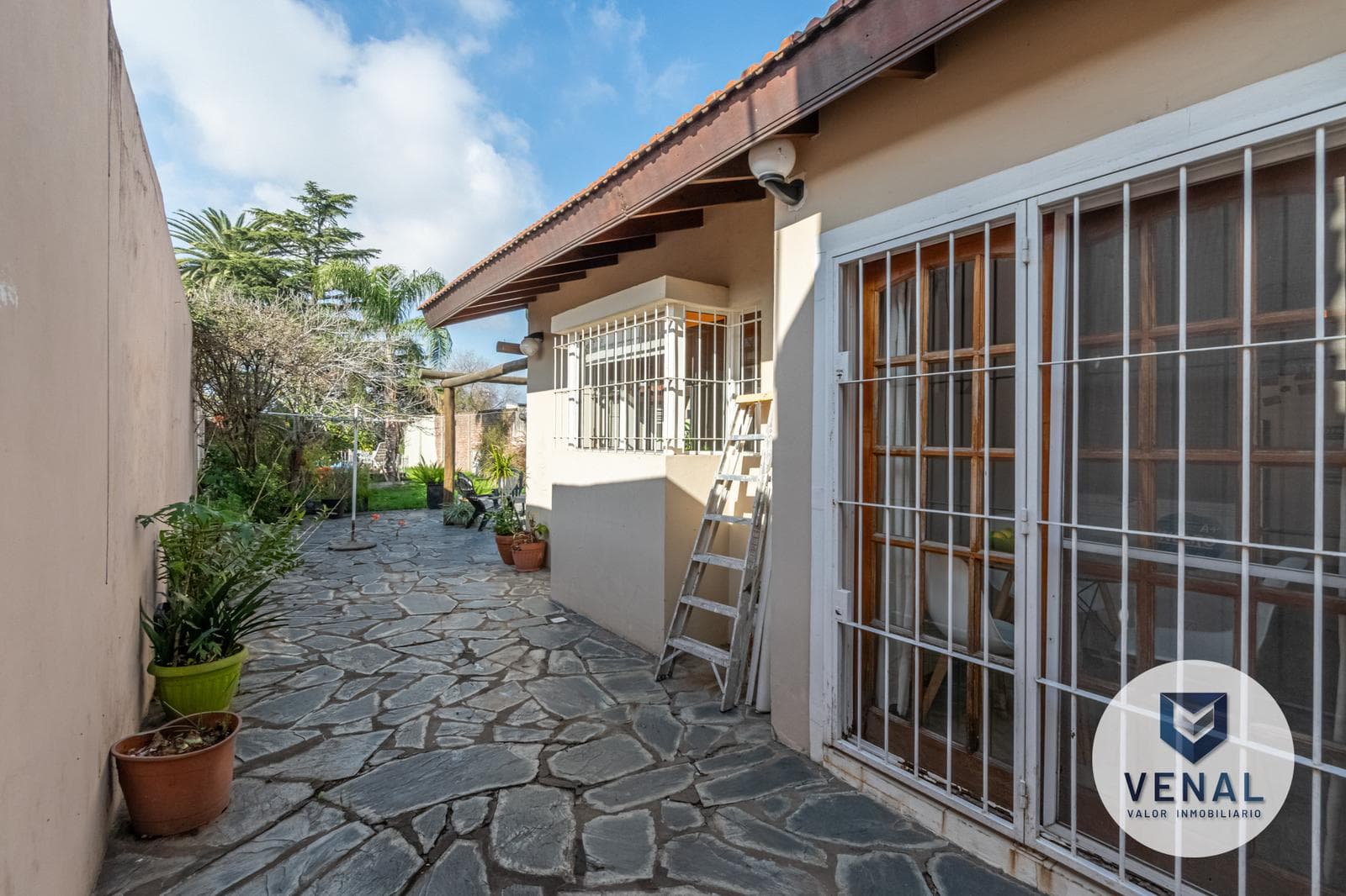 House for sale: 5 rooms, 3 bedrooms, outdoor kitchen, pool, backyard, and grill in downtown Escobar