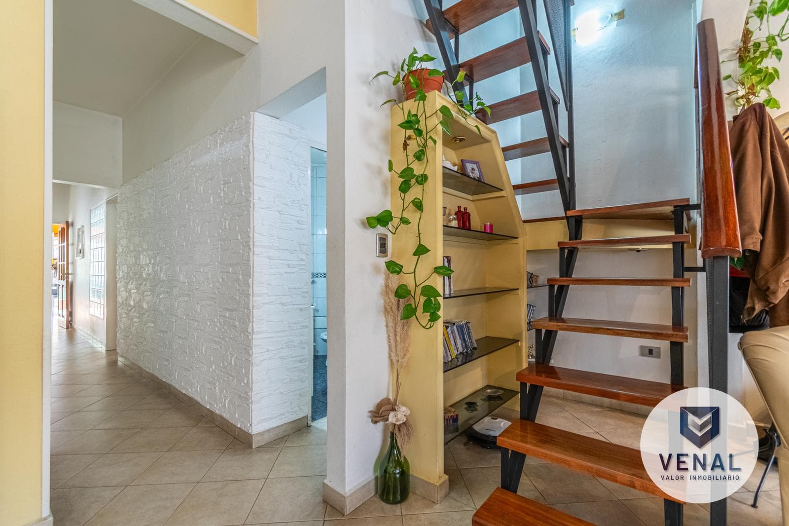 House for sale: 5 rooms, 3 bedrooms, outdoor kitchen, pool, backyard, and grill in downtown Escobar