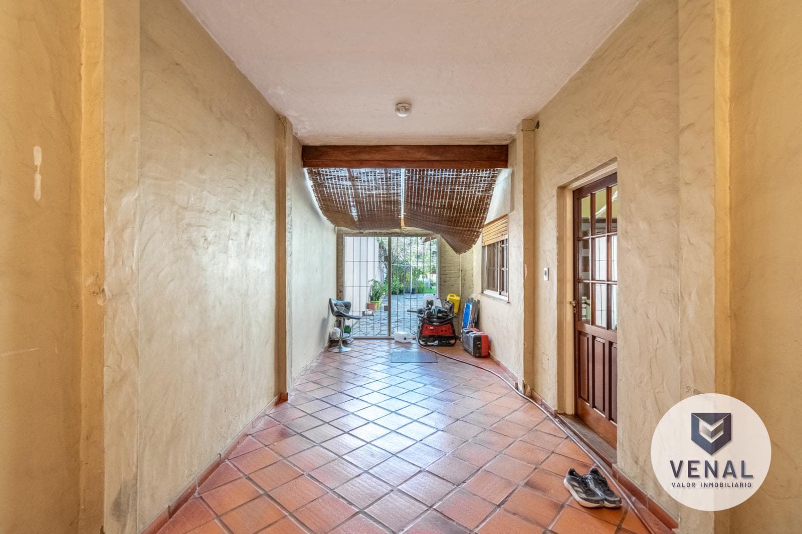 House for sale: 5 rooms, 3 bedrooms, outdoor kitchen, pool, backyard, and grill in downtown Escobar