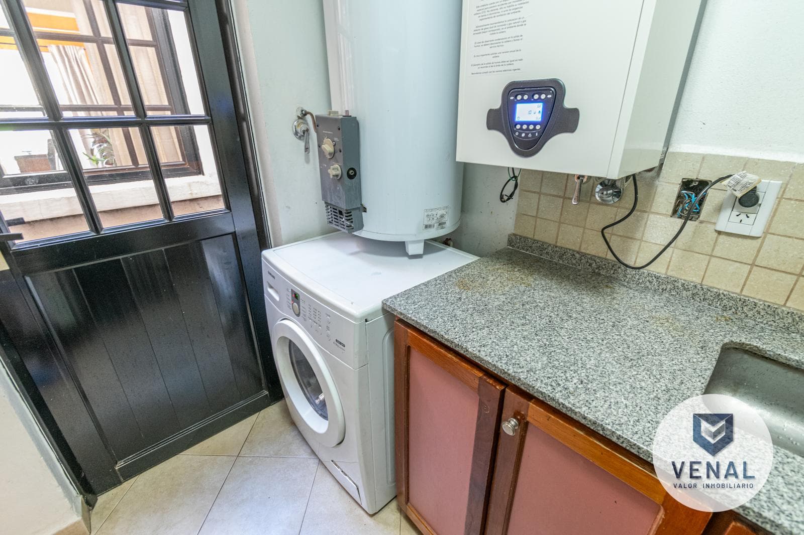 House for sale: 5 rooms, 3 bedrooms, outdoor kitchen, pool, backyard, and grill in downtown Escobar