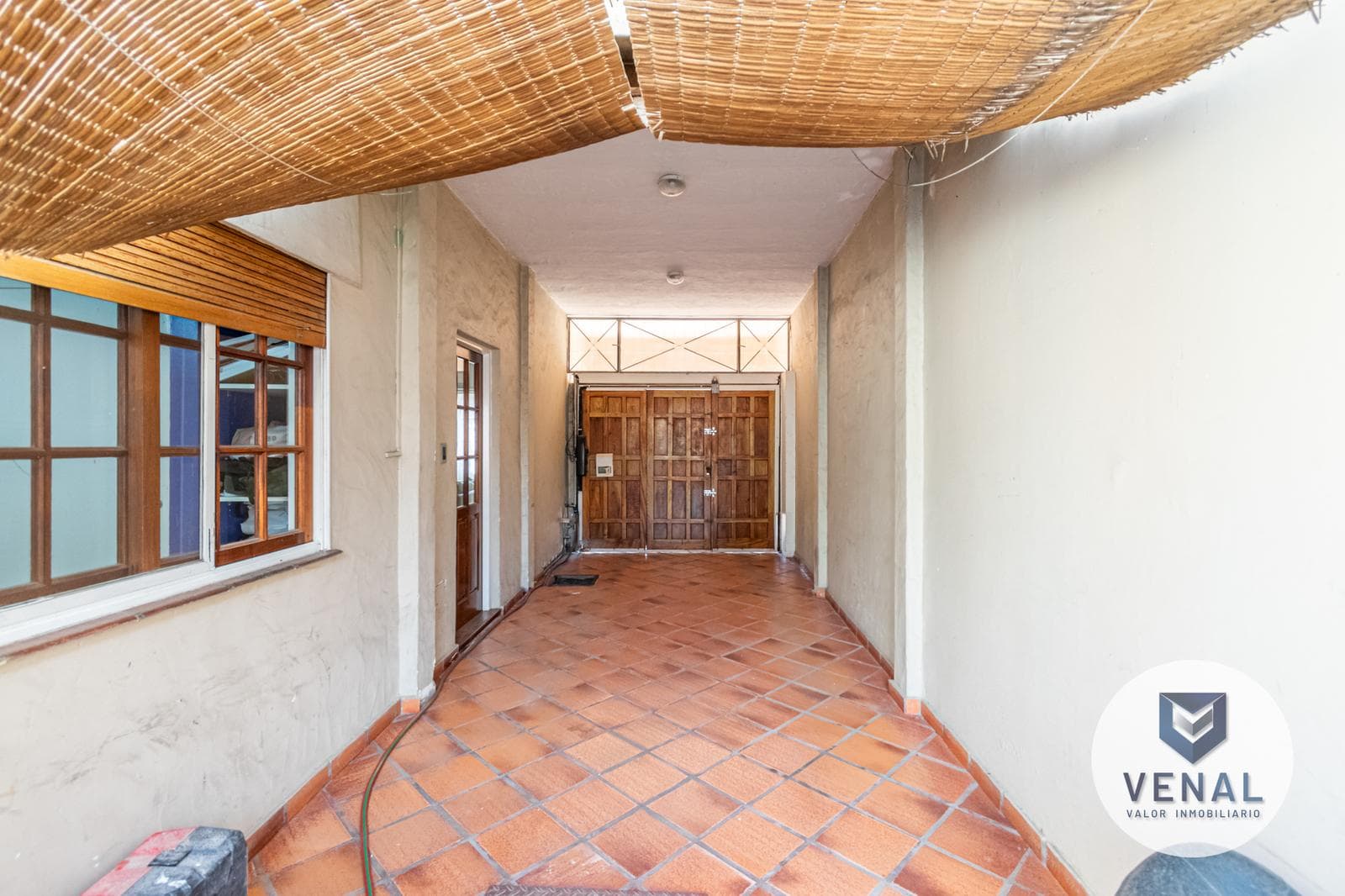 House for sale: 5 rooms, 3 bedrooms, outdoor kitchen, pool, backyard, and grill in downtown Escobar