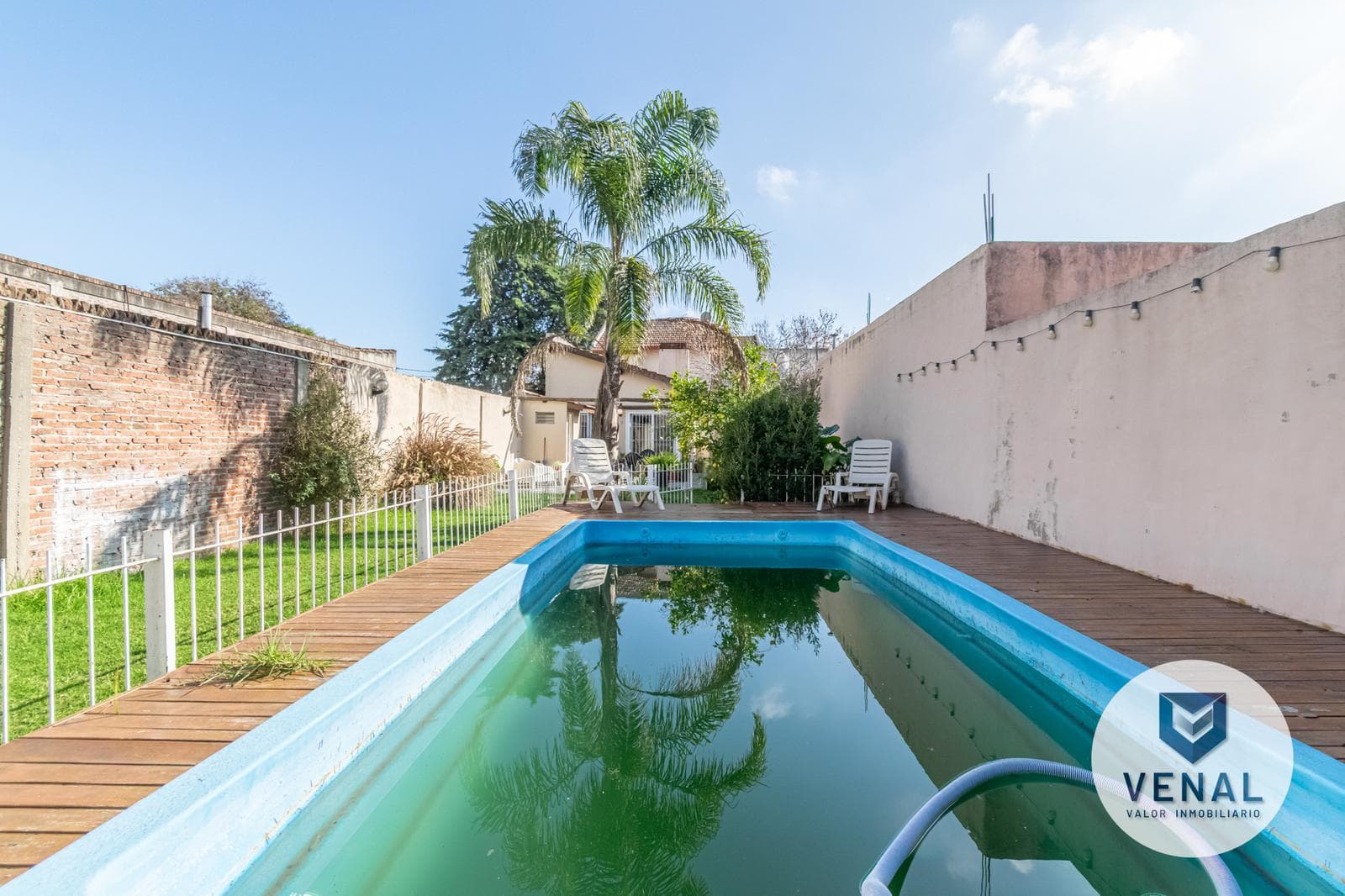 House for sale: 5 rooms, 3 bedrooms, outdoor kitchen, pool, backyard, and grill in downtown Escobar