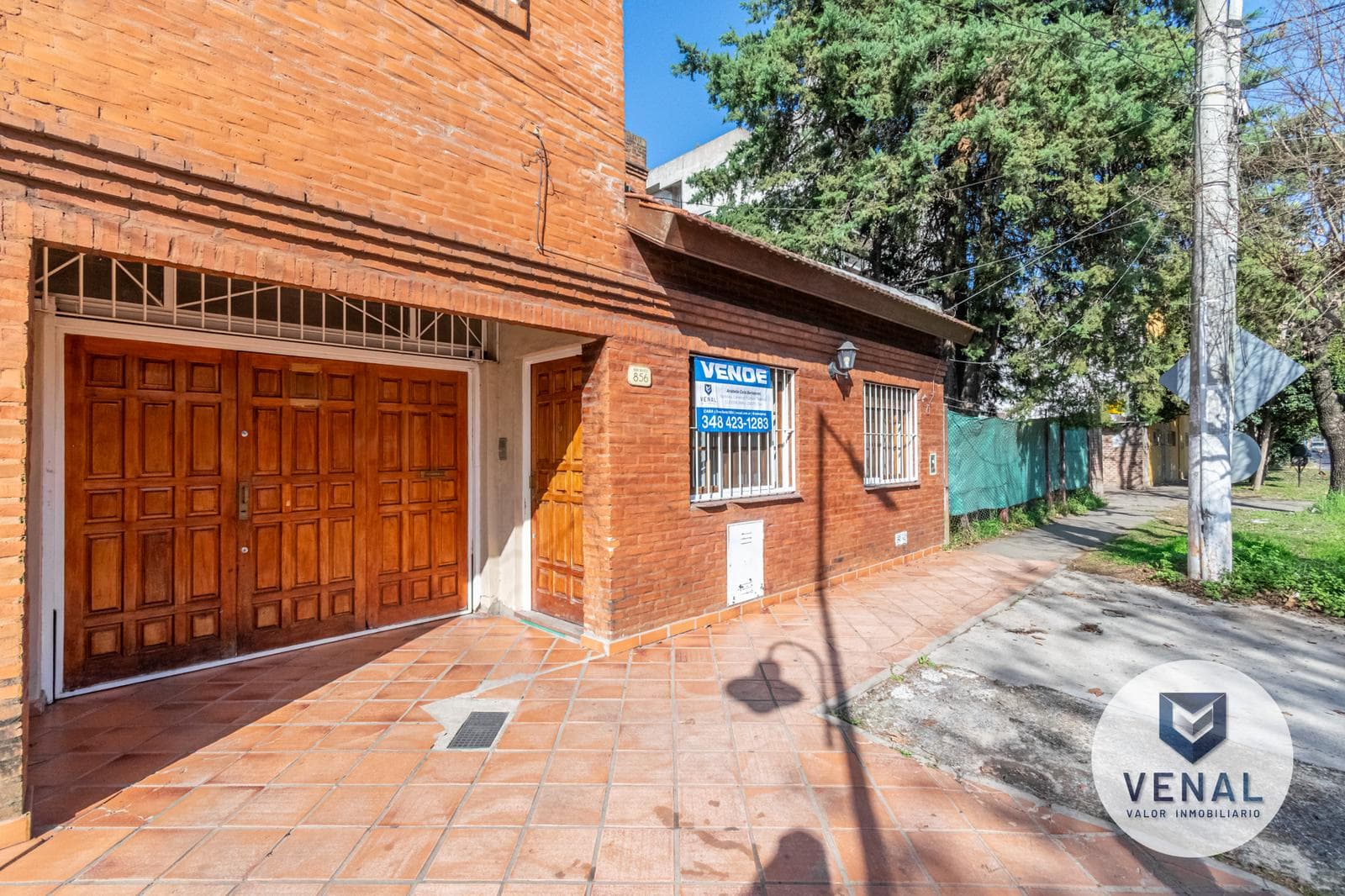 House for sale: 5 rooms, 3 bedrooms, outdoor kitchen, pool, backyard, and grill in downtown Escobar