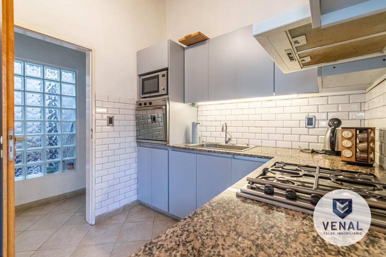 House for sale: 5 rooms, 3 bedrooms, outdoor kitchen, pool, backyard, and grill in downtown Escobar