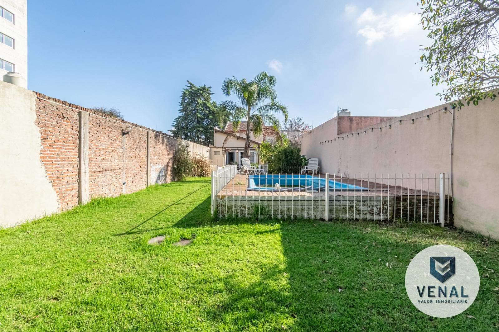 House for sale: 5 rooms, 3 bedrooms, outdoor kitchen, pool, backyard, and grill in downtown Escobar
