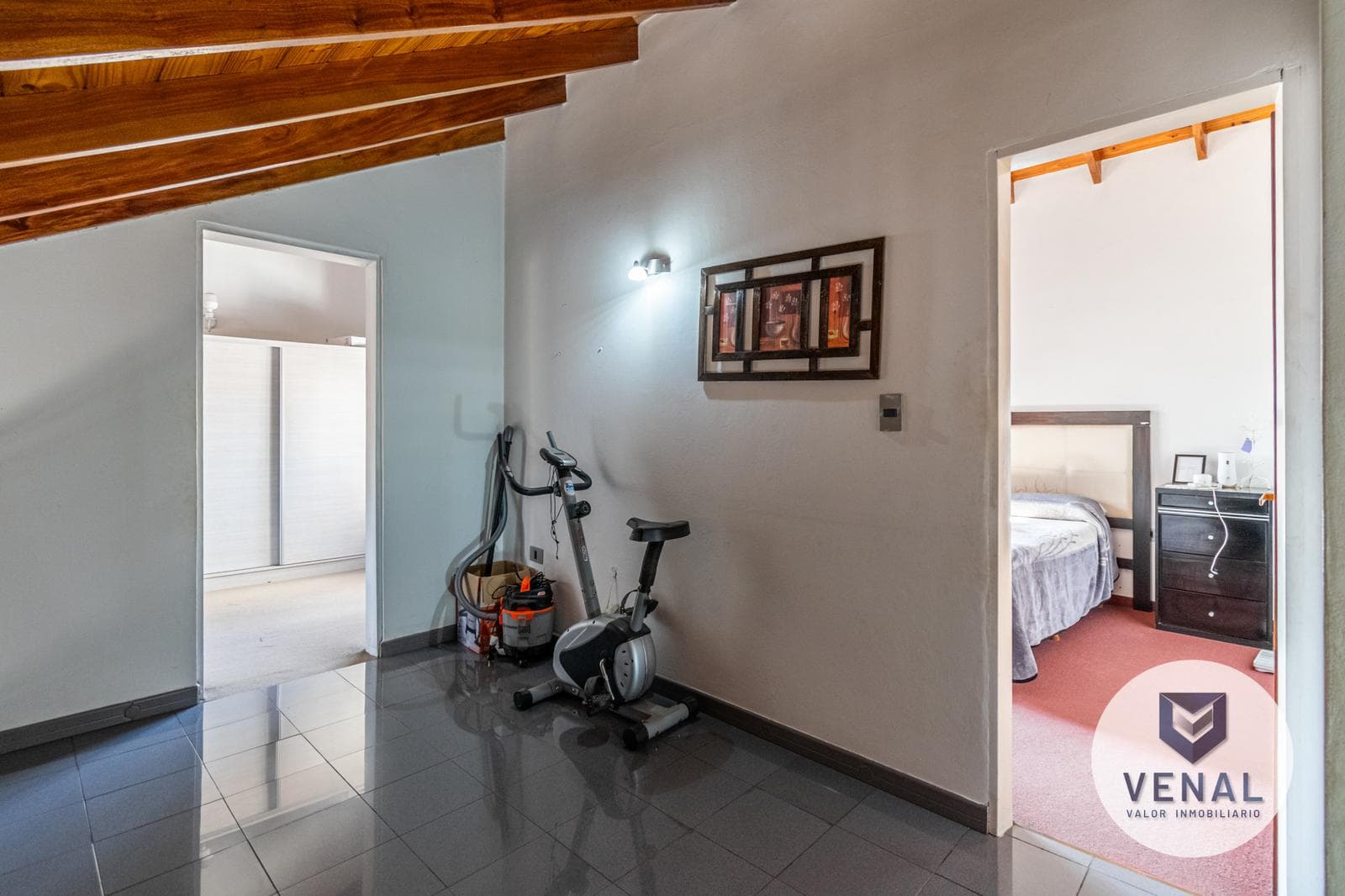 House for sale: 5 rooms, 3 bedrooms, outdoor kitchen, pool, backyard, and grill in downtown Escobar