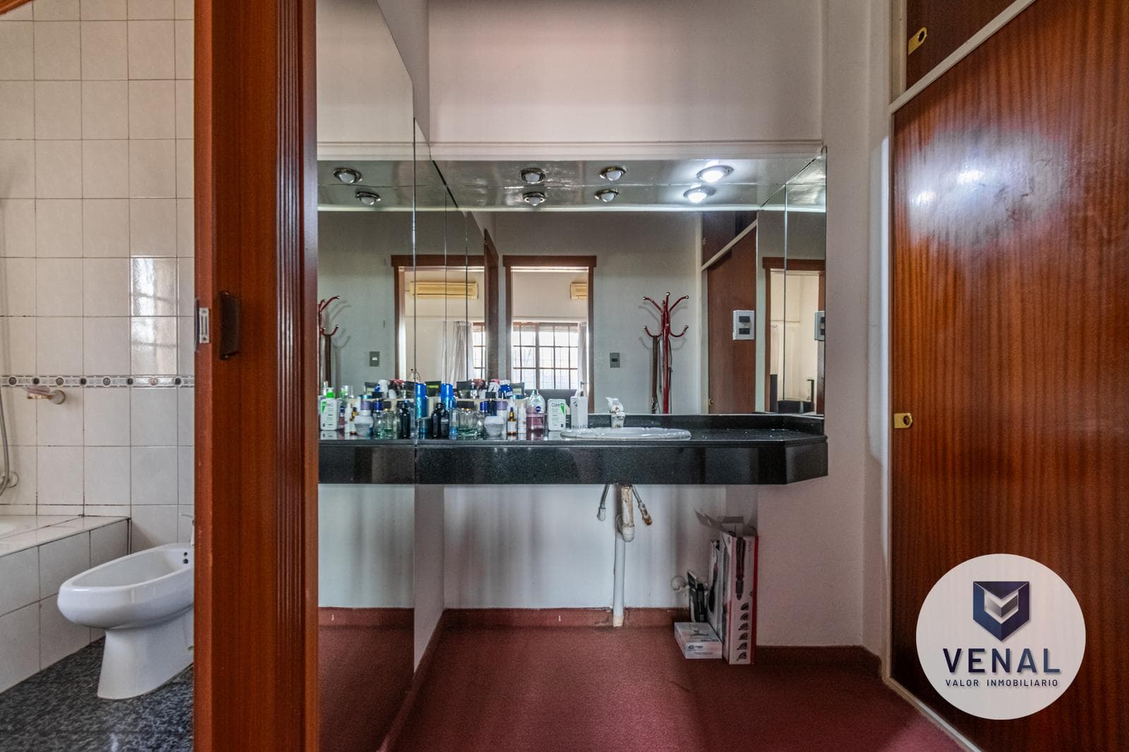 House for sale: 5 rooms, 3 bedrooms, outdoor kitchen, pool, backyard, and grill in downtown Escobar