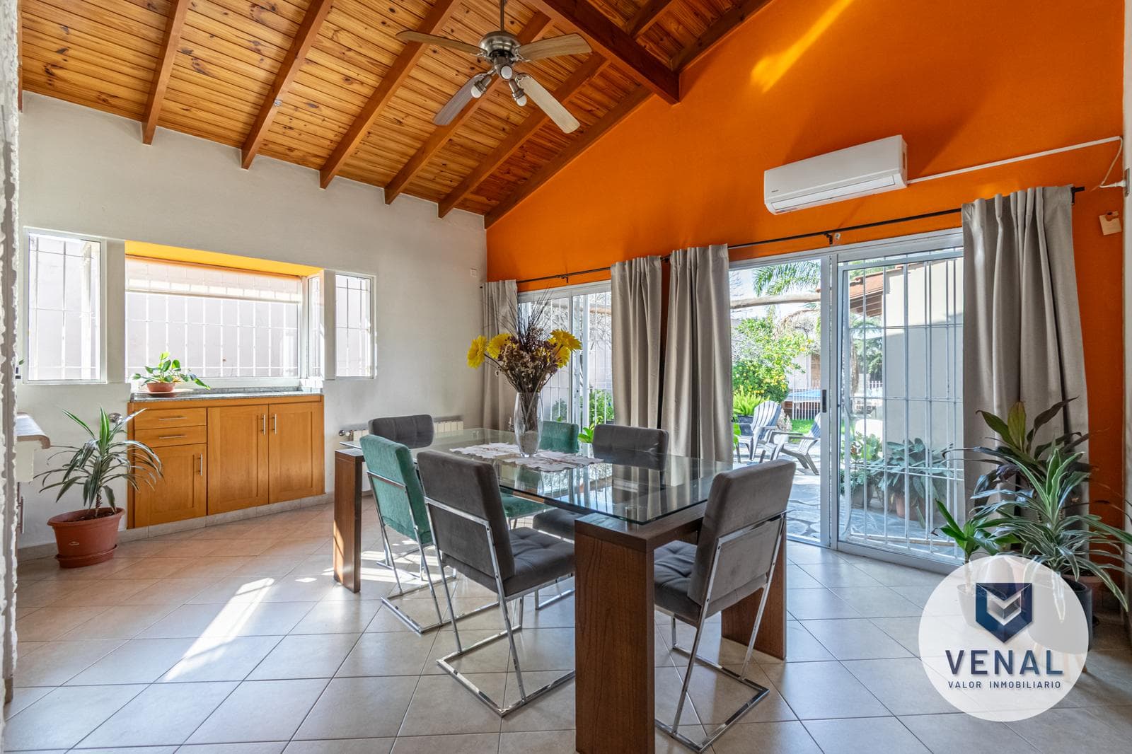 House for sale: 5 rooms, 3 bedrooms, outdoor kitchen, pool, backyard, and grill in downtown Escobar
