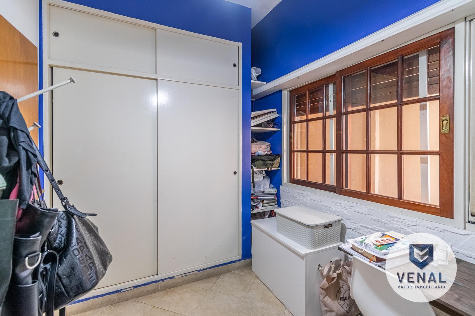 House for sale: 5 rooms, 3 bedrooms, outdoor kitchen, pool, backyard, and grill in downtown Escobar
