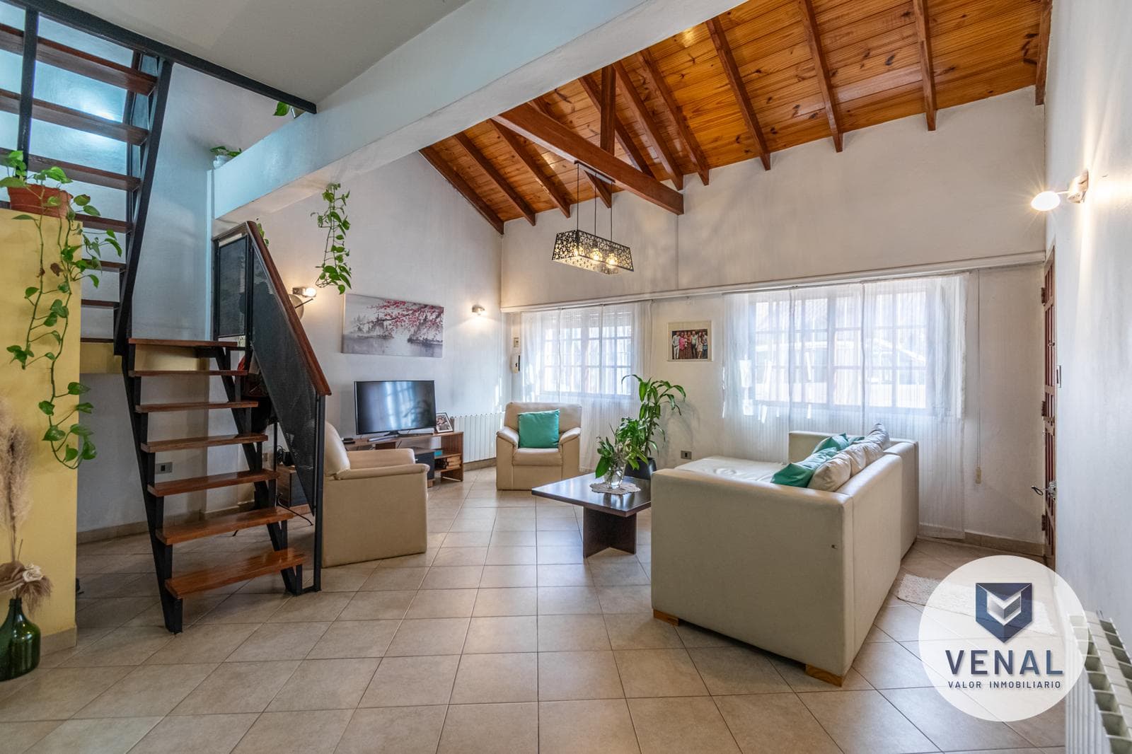 House for sale: 5 rooms, 3 bedrooms, outdoor kitchen, pool, backyard, and grill in downtown Escobar