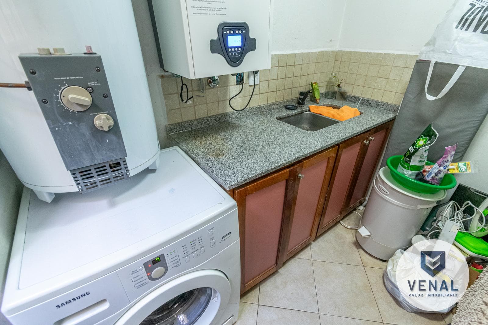 House for sale: 5 rooms, 3 bedrooms, outdoor kitchen, pool, backyard, and grill in downtown Escobar