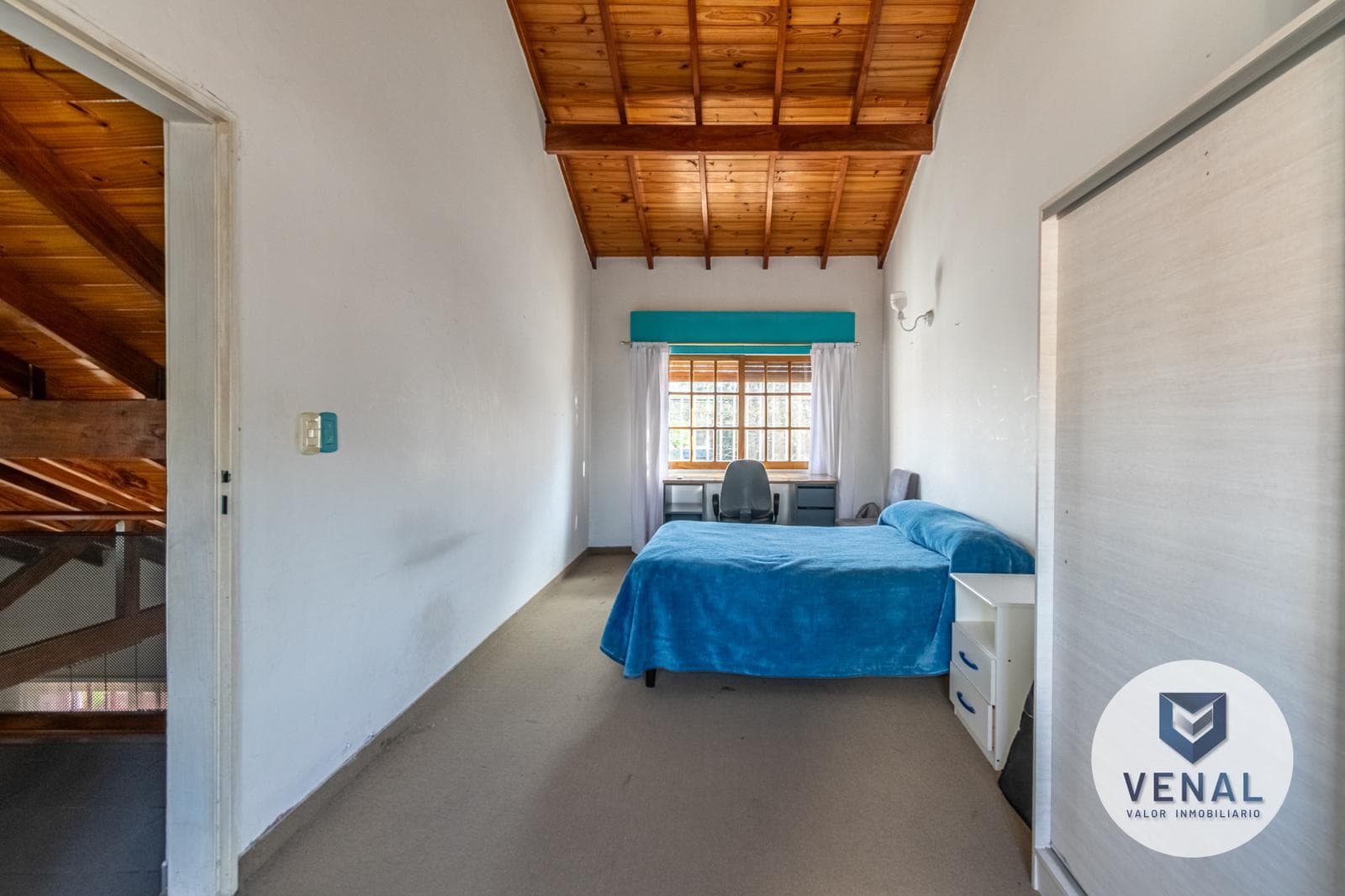 House for sale: 5 rooms, 3 bedrooms, outdoor kitchen, pool, backyard, and grill in downtown Escobar