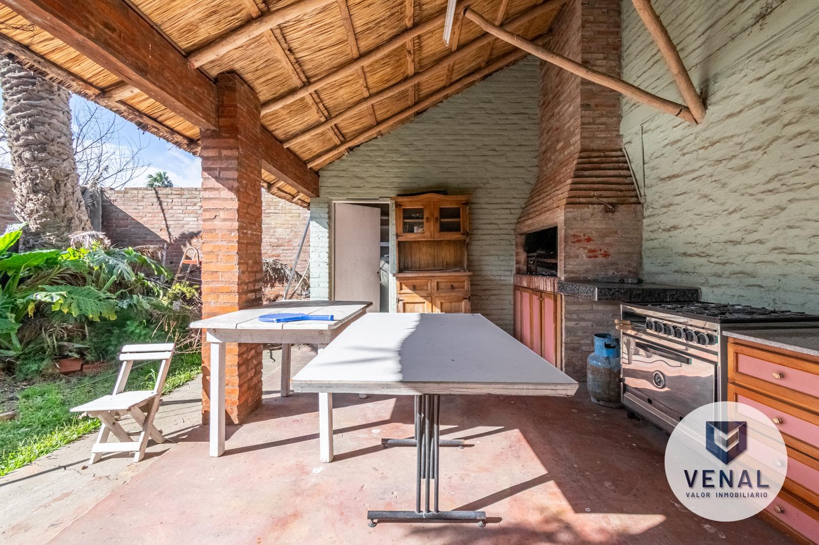 House for sale: 5 rooms, 3 bedrooms, outdoor kitchen, pool, backyard, and grill in downtown Escobar