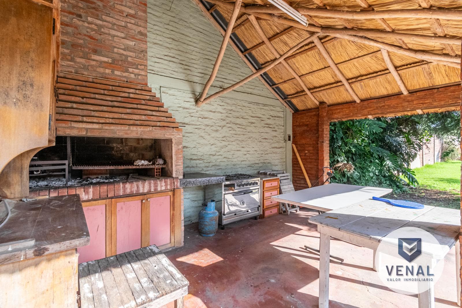 House for sale: 5 rooms, 3 bedrooms, outdoor kitchen, pool, backyard, and grill in downtown Escobar