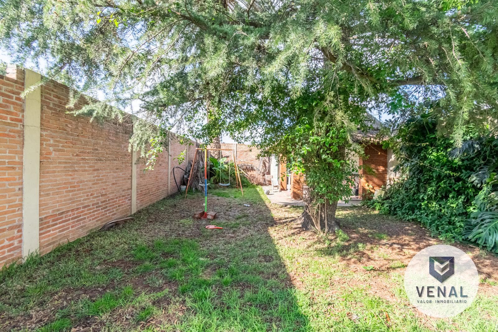 House for sale: 5 rooms, 3 bedrooms, outdoor kitchen, pool, backyard, and grill in downtown Escobar