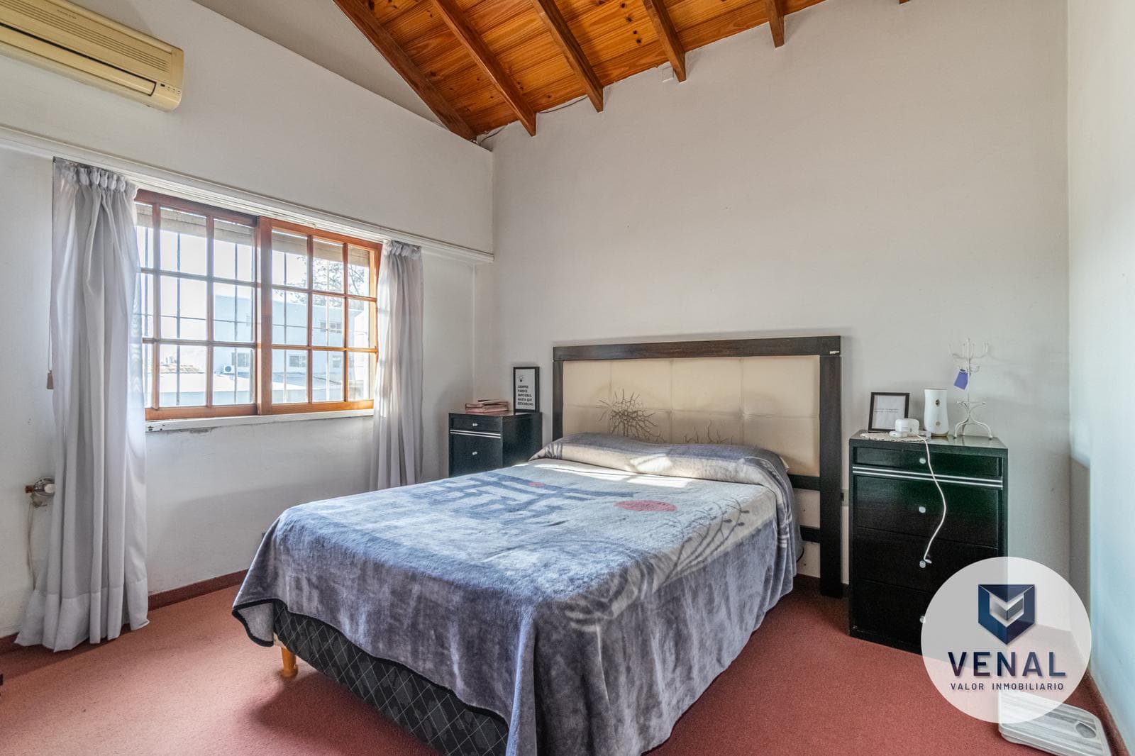 House for sale: 5 rooms, 3 bedrooms, outdoor kitchen, pool, backyard, and grill in downtown Escobar