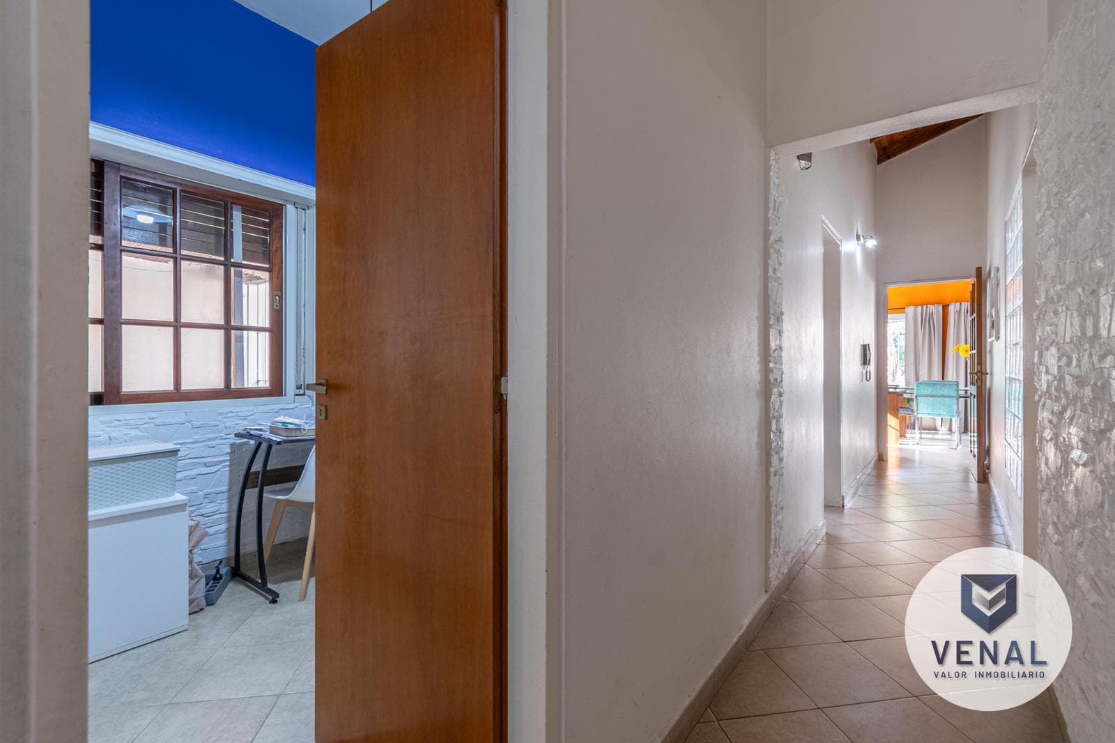 House for sale: 5 rooms, 3 bedrooms, outdoor kitchen, pool, backyard, and grill in downtown Escobar