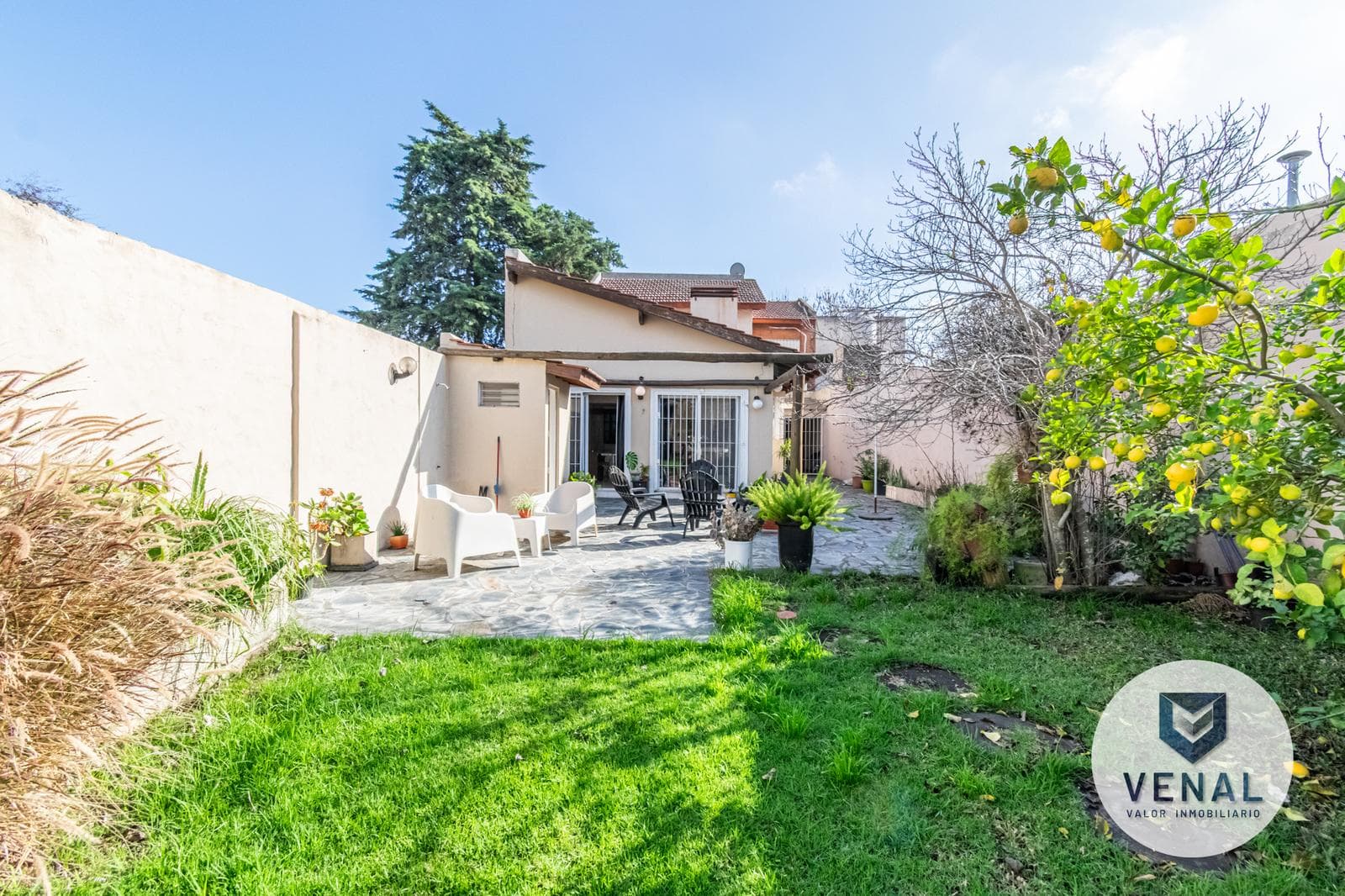 House for sale: 5 rooms, 3 bedrooms, outdoor kitchen, pool, backyard, and grill in downtown Escobar
