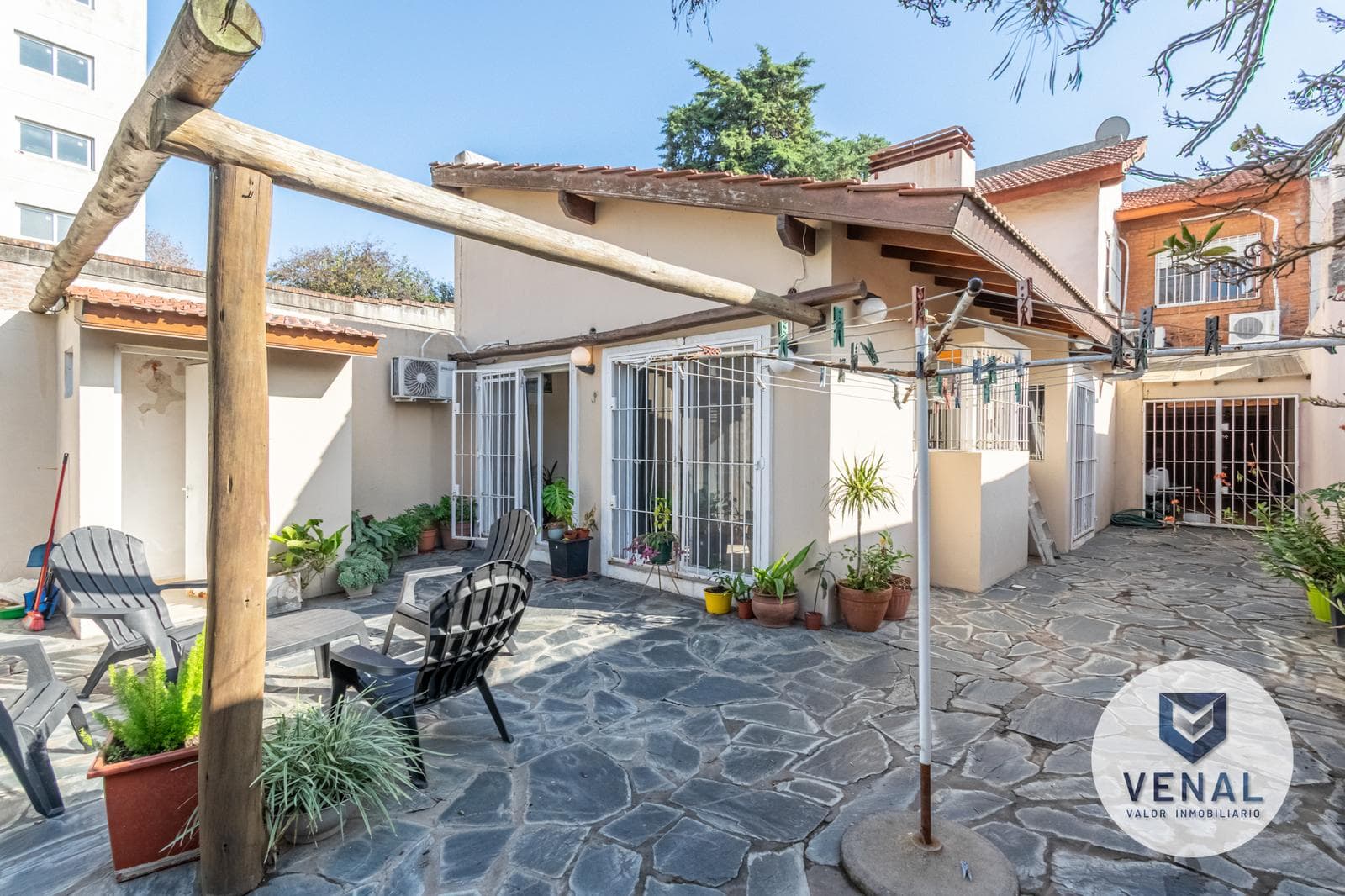 House for sale: 5 rooms, 3 bedrooms, outdoor kitchen, pool, backyard, and grill in downtown Escobar