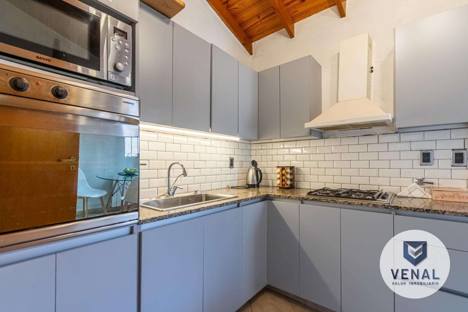 House for sale: 5 rooms, 3 bedrooms, outdoor kitchen, pool, backyard, and grill in downtown Escobar
