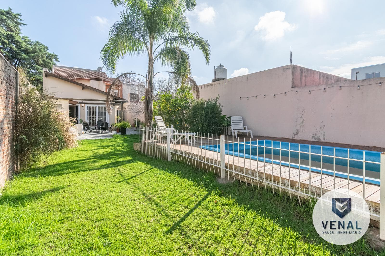 House for sale: 5 rooms, 3 bedrooms, outdoor kitchen, pool, backyard, and grill in downtown Escobar