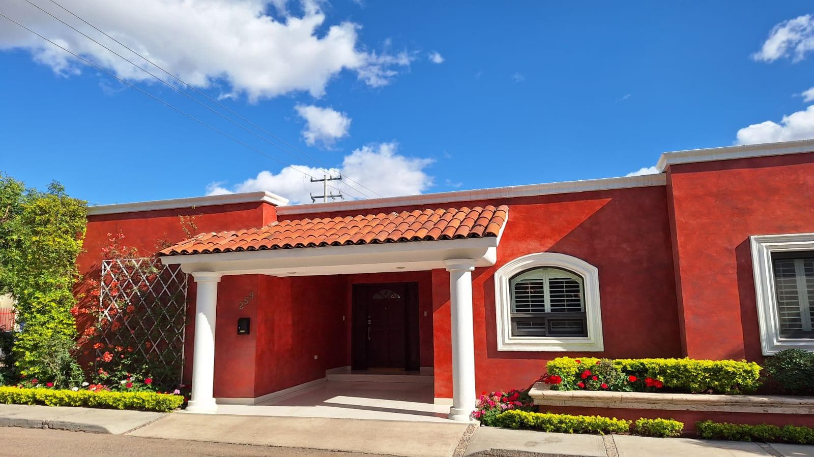 House for sale in Colonia Los Arcos.