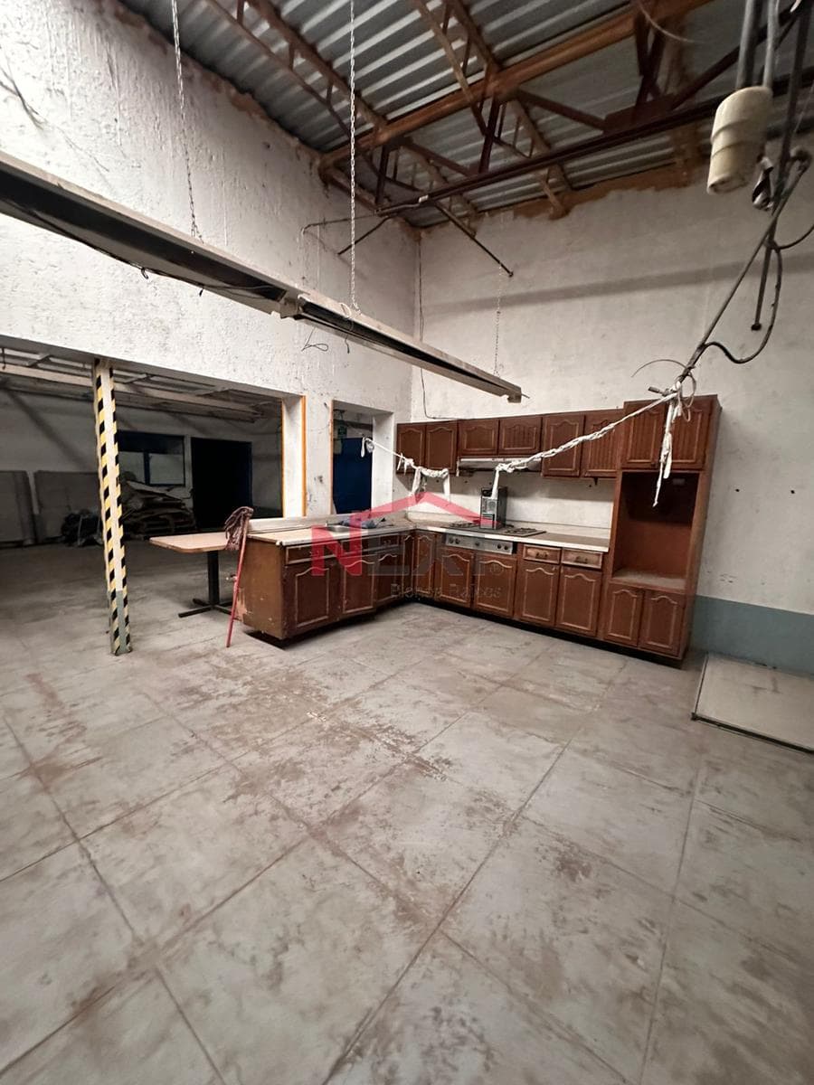 WINE CELLAR FOR SALE IN THE HACIENDA LA FLOR NEIGHBORHOOD