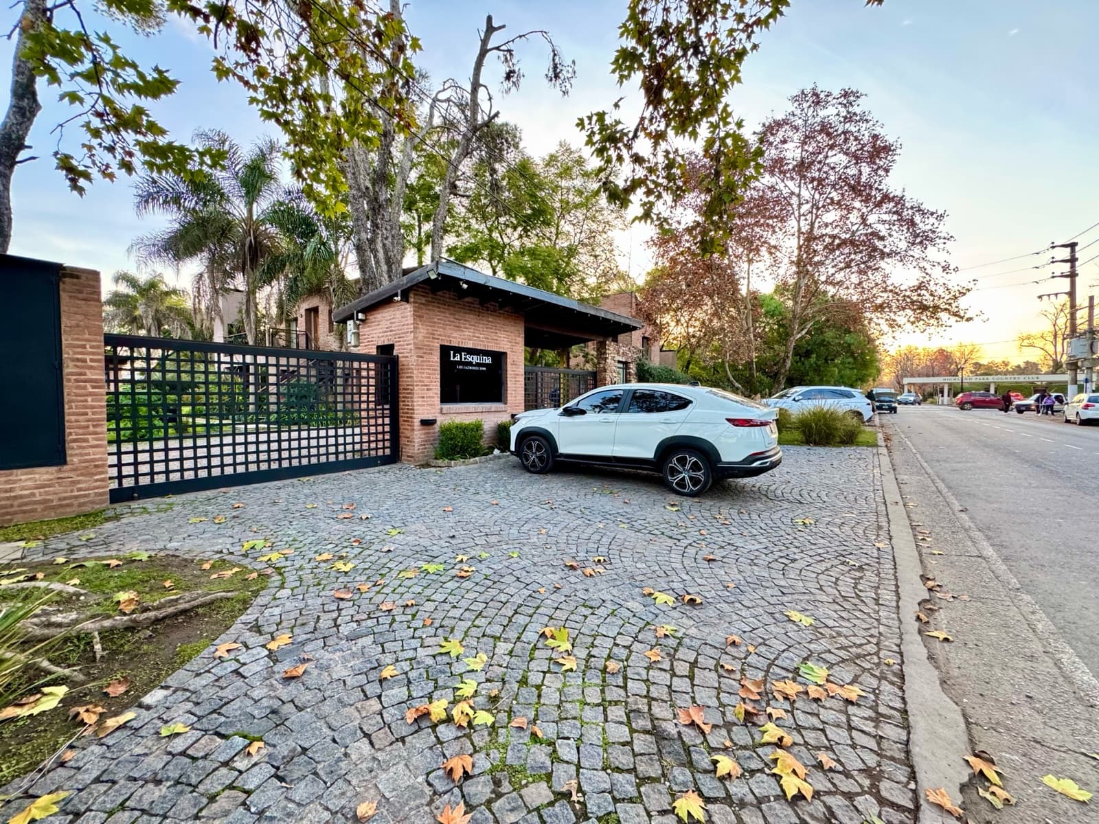 Beautiful Duplex - La Esquina Condominium, Pilar