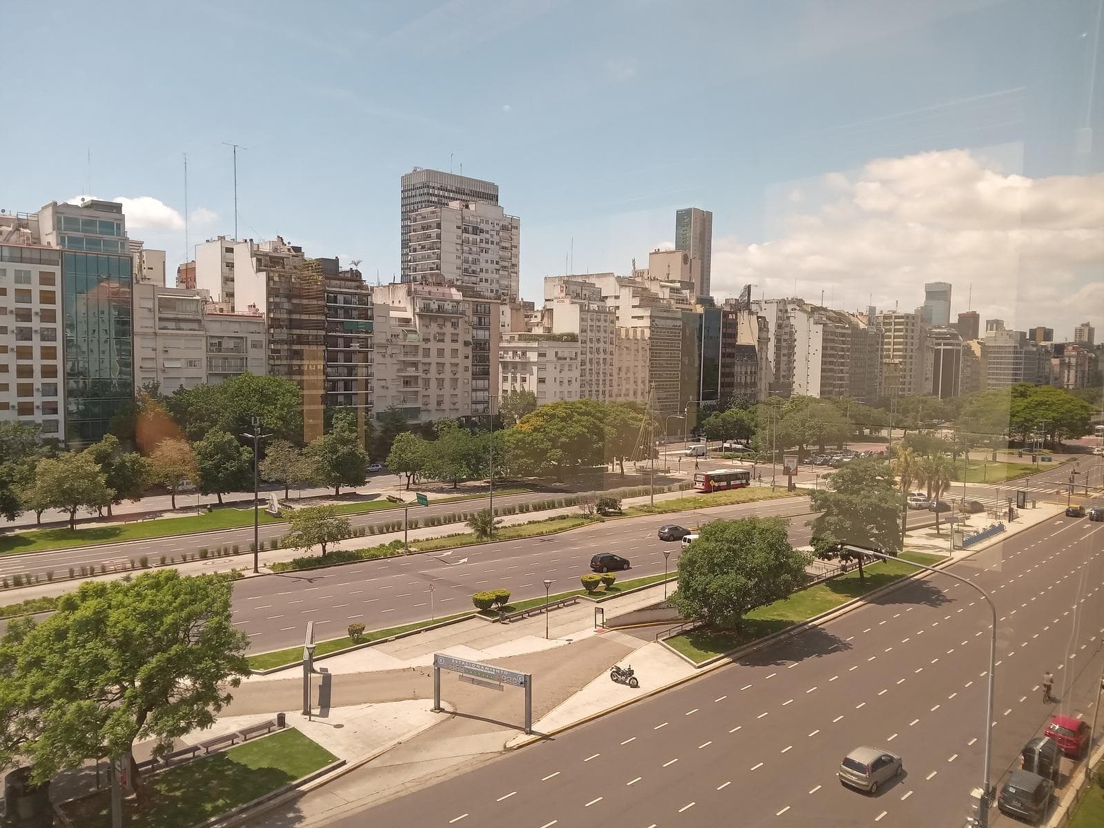 Large office located in a tower with excellent views of 9 de Julio Avenue in Retiro!
