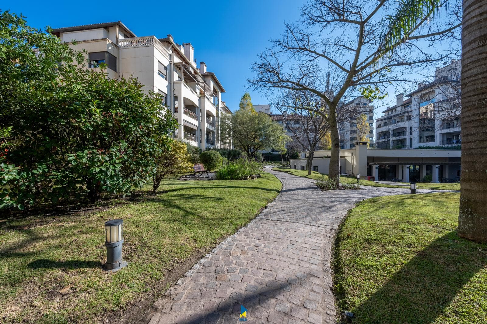1-BEDROOM APARTMENT FOR SALE IN CASONAS DEL SUR WITH A POOL AND GARAGE