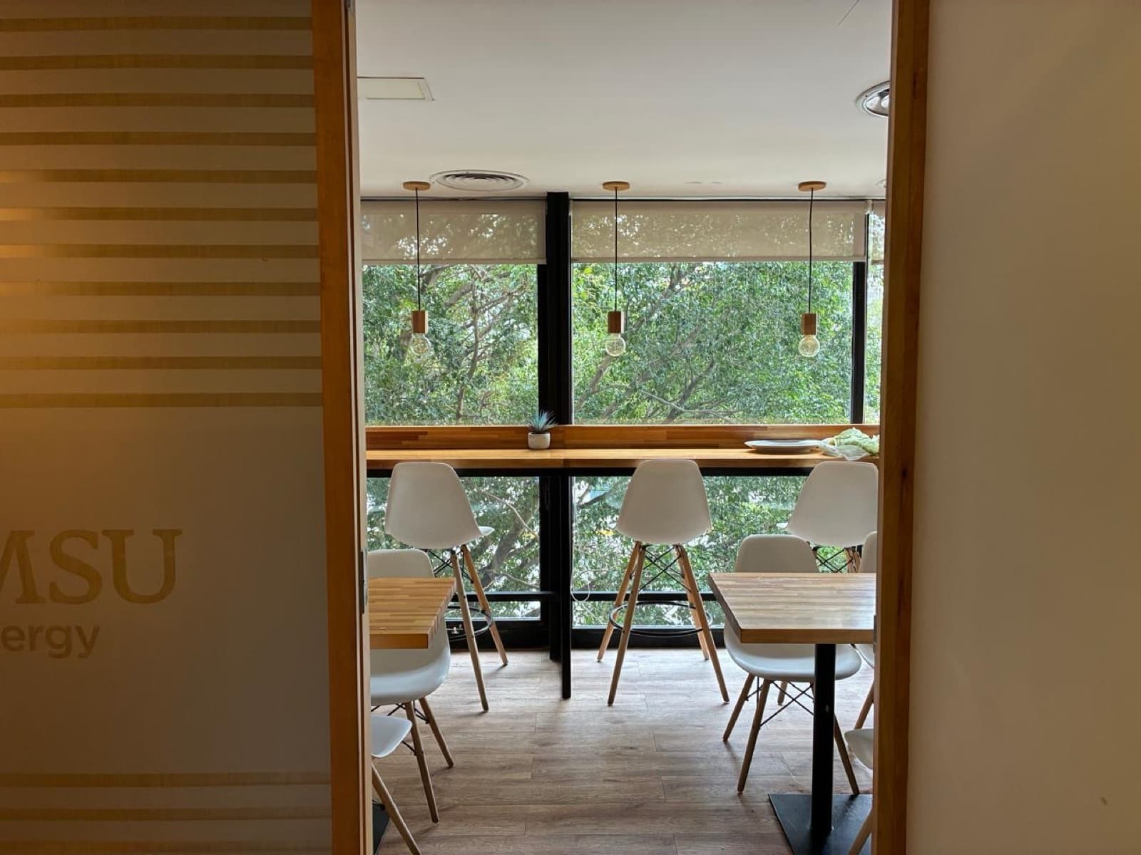 Large office located in a tower with excellent views of 9 de Julio Avenue in Retiro!