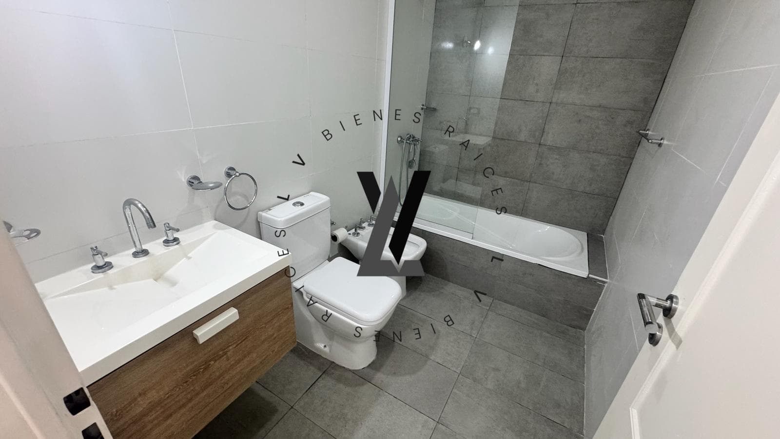 Brand-New 2-Room Apartment for Sale with a Balcony in Magnolias, Berazategui