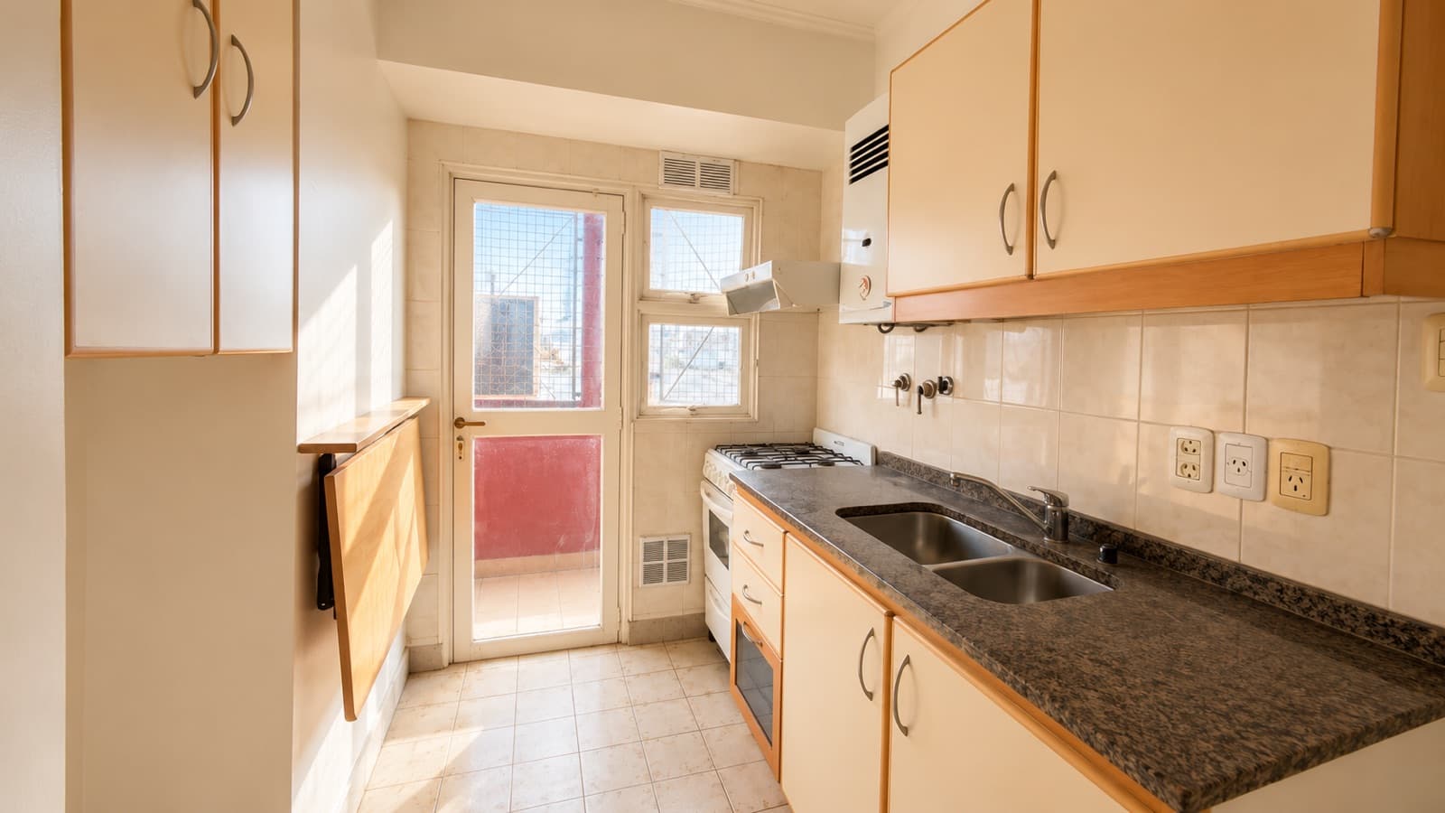 3-Bedroom Apartment for Sale with Garage - Downtown Quilmes