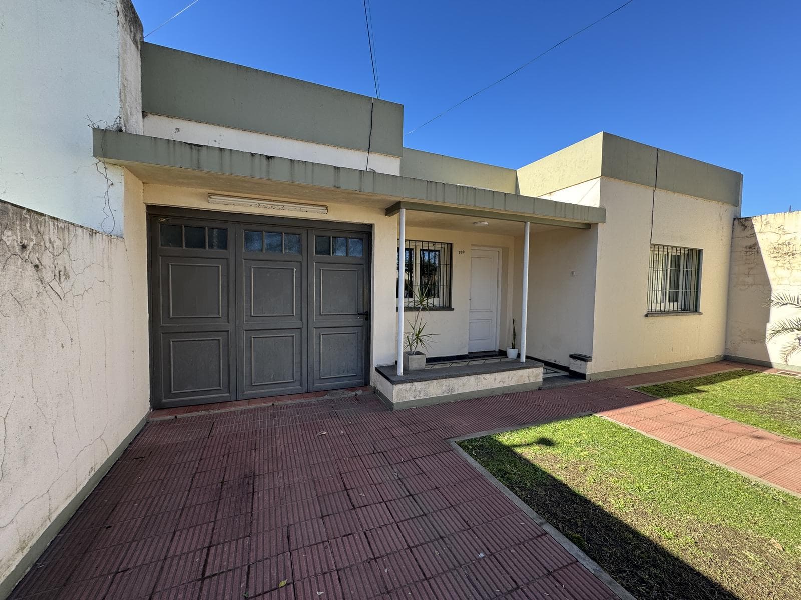 Two-bedroom, two-bathroom house on Av. 1 and 30