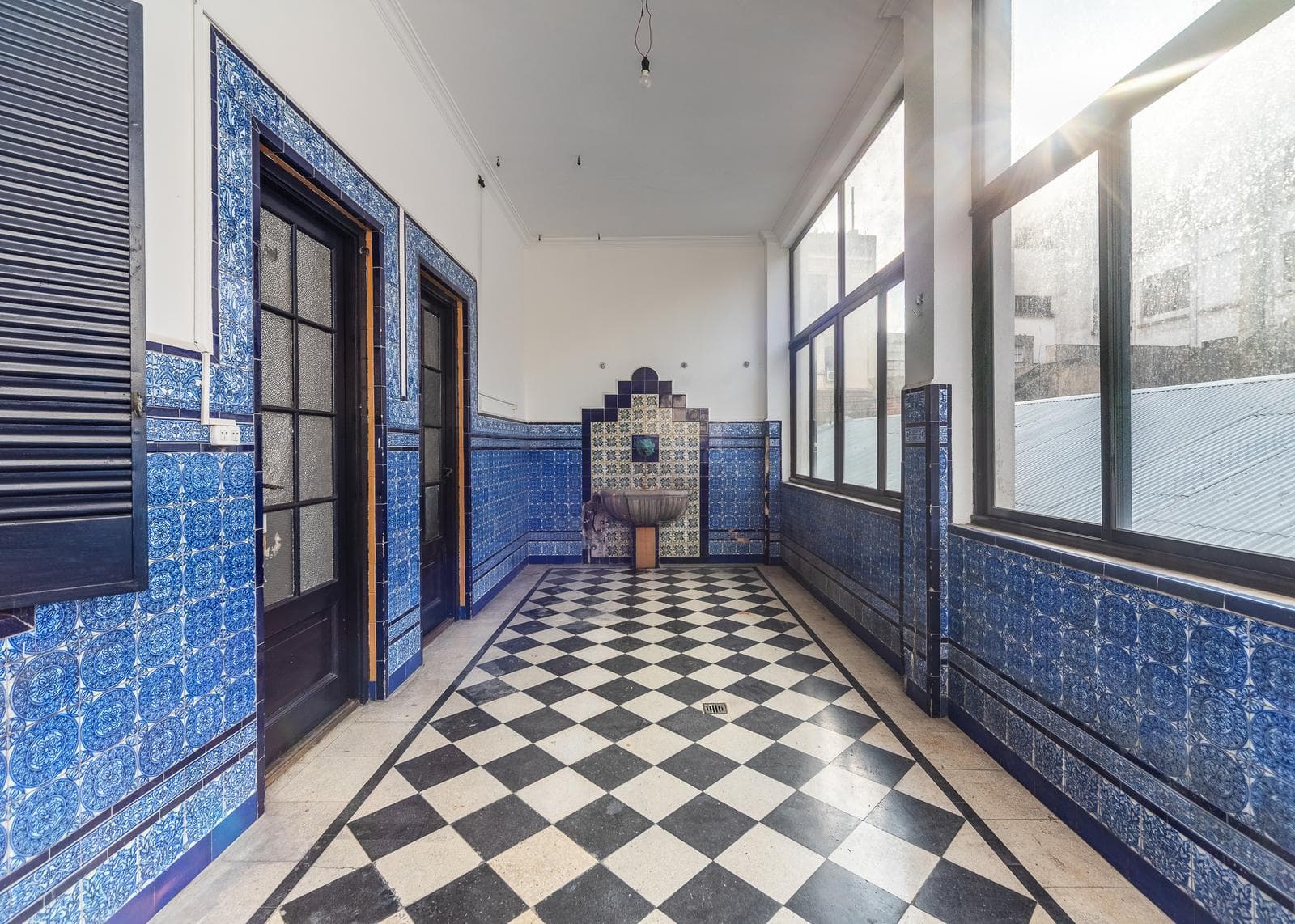 6-BEDROOM APARTMENT FOR SALE—VERY BRIGHT, 100 CATAMARCA STREET.