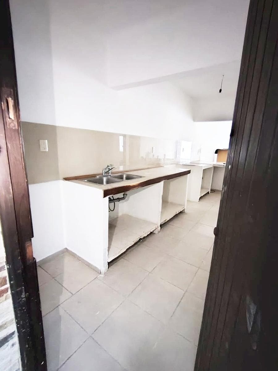 HOUSE FOR SALE IN THE ARBOLEDAS NEIGHBORHOOD - NEXT TO FLORES DEL VALLE, GREAT LOCATION