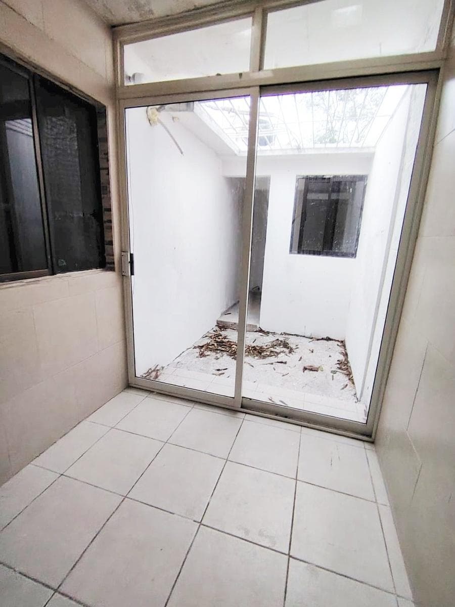 HOUSE FOR SALE IN THE ARBOLEDAS NEIGHBORHOOD - NEXT TO FLORES DEL VALLE, GREAT LOCATION